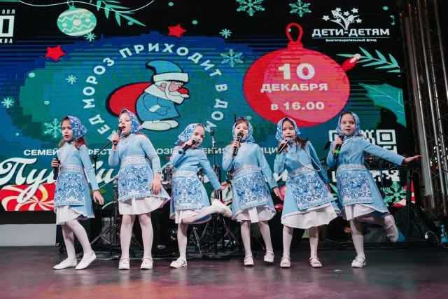 Грандиозный концерт волонтеров Дедов Морозов раскачал ДЕПО на Лесной!